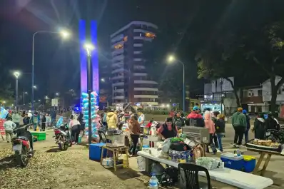 Bocinas, bombos y banderas para agradecerle a la Selección en el Monumento al Bicentenario