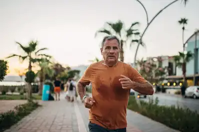 La forma de caminar que puede ayudarte a prevenir la demencia, según la ciencia