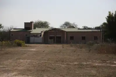 Sale a las cuatro de la mañana para llegar a una escuela rural donde el Mundial reunió a todo un paraje