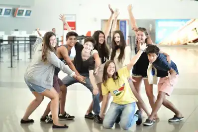 ¿Querés estudiar tres meses en otro país? Abrieron becas para estudiantes secundarios
