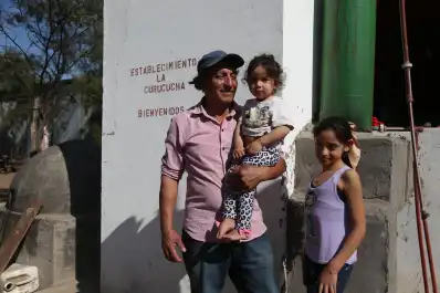 Trabaja en una finca perdida en el monte santiagueño y usa energía solar para poder ver el Mundial