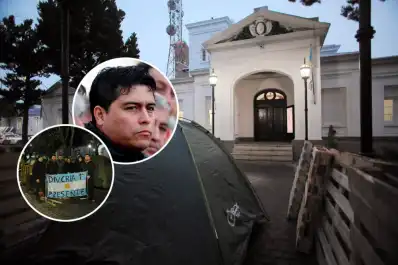 Policías de Santa Cruz siguen encadenados frente a la Casa de Gobierno y reclaman un salario digno a Claudio Vidal