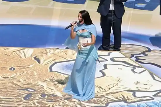Marìa Bcerra cantando en el MetLife Stadium.