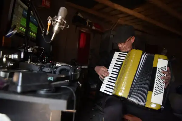 Junto a un río: el estudio de música oculto en Tafí del Valle