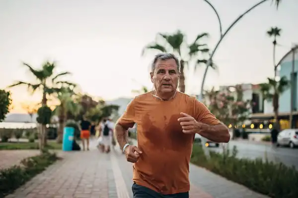 La forma de caminar que puede ayudarte a prevenir la demencia, según la ciencia