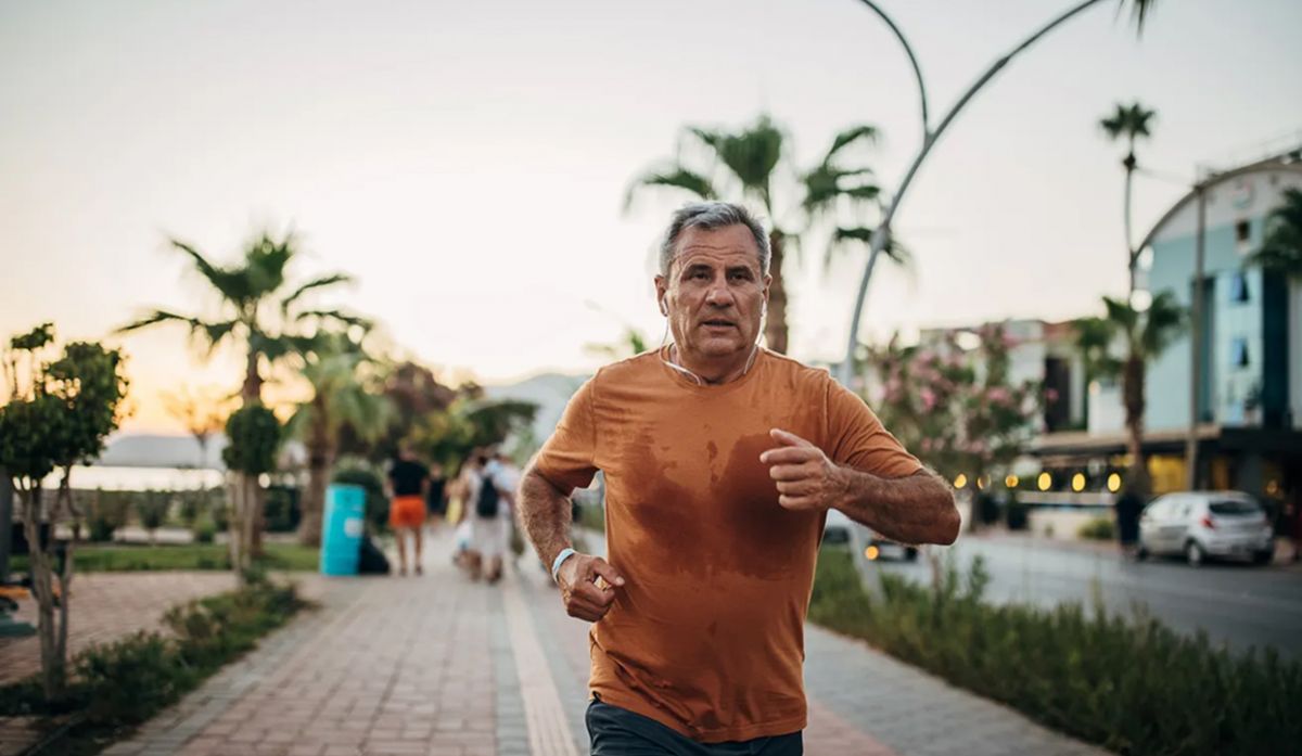 La forma de caminar que puede ayudarte a prevenir la demencia, según la ciencia