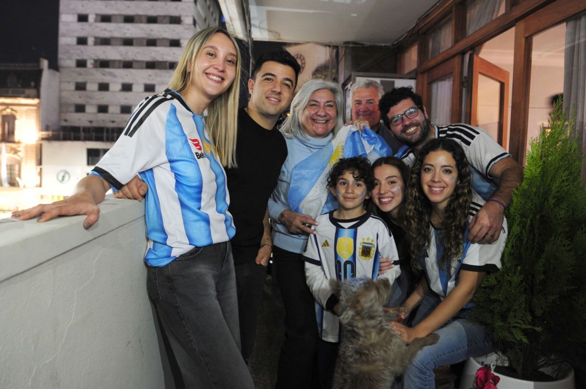 AMISTAD. El grupo le puso alegría a la noche desde el balcón de su departamento frente a la plaza.