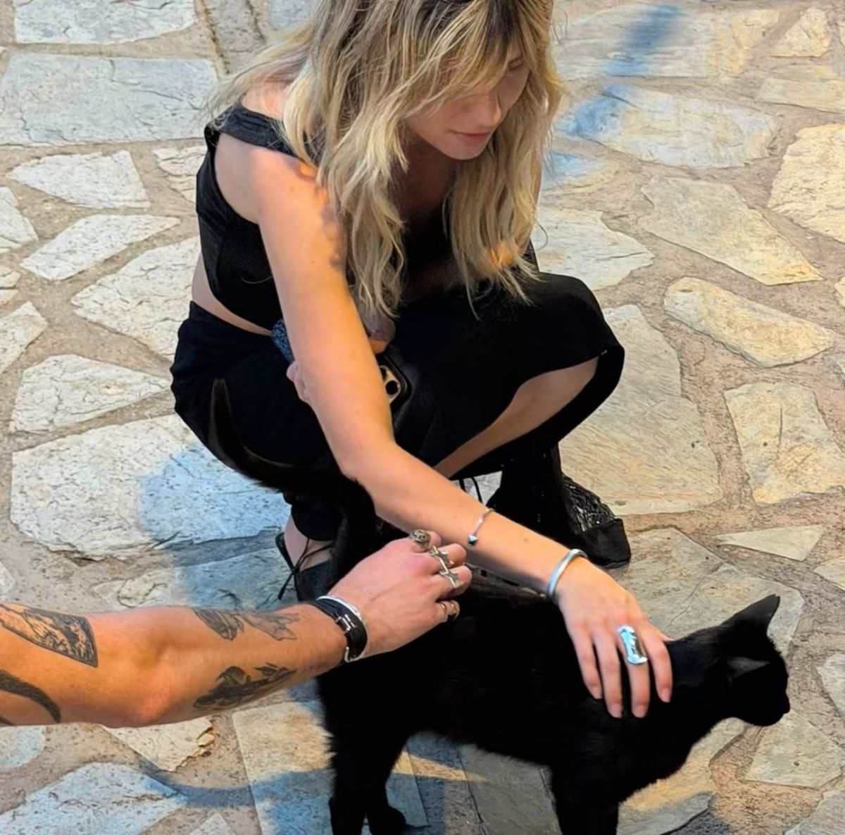 Felipe Fort presentó a su novia con románticas fotos desde España y sorprendió hasta a su hermana