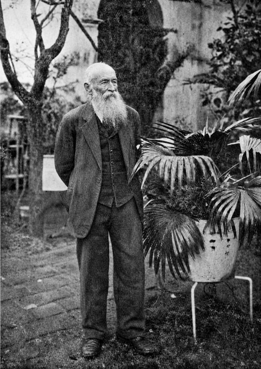 EL HOMBRE. Ángel Paganelli, el primer fotógrafo que tuvo Tucumán, entre las plantas de su jardín.