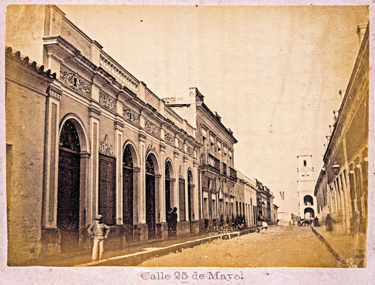 RECUERDO. La calle 25 de Mayo en 1870, una de las arterias principales del primitivo Tucumán.