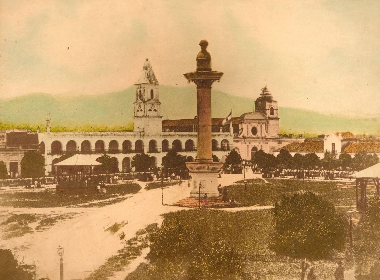 MONUMENTOS. La plaza principal en 1870. Se ven la columna de la Independencia y el famoso Cabildo.