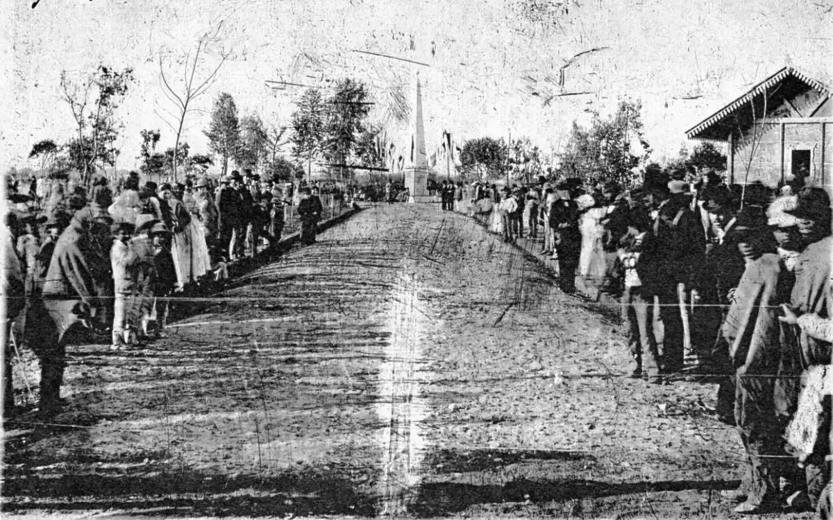 Un perfil del gran fotógrafo Ángel Paganelli, en una página de LA GACETA de julio de 1927