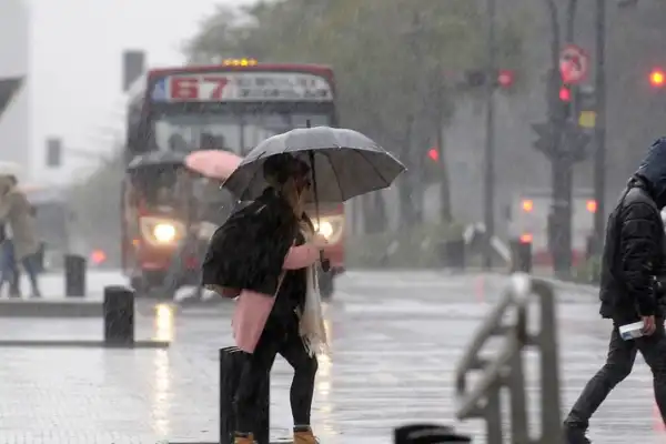 Alerta naranja y amarilla en 15 provincias por viento zonda, ráfagas de hasta 100 km/h, tormentas y nevadas: cuáles son las localidades bajo riesgo