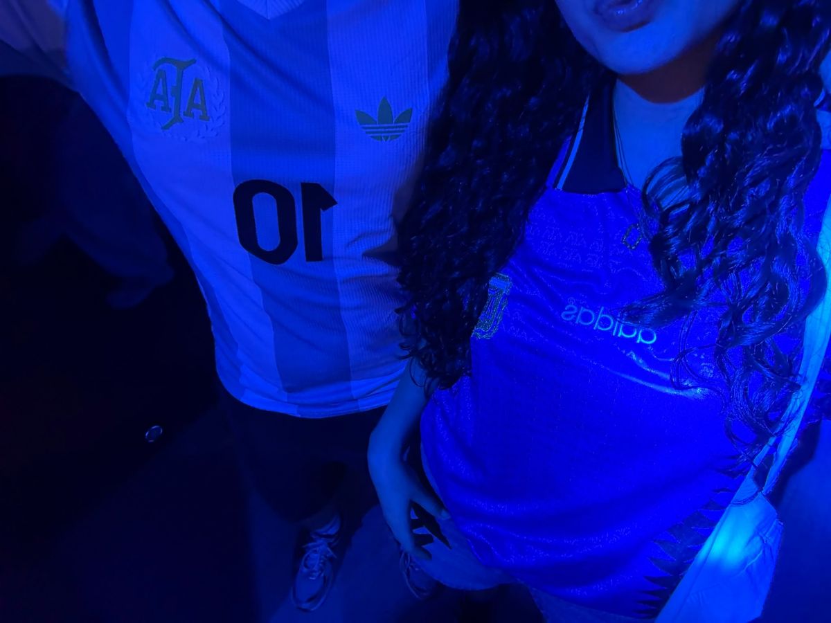 COMBATIENDO LA NOSTALGIA. Rocío y su novio se reunieron con otros argentinos para alentar a la Selección.