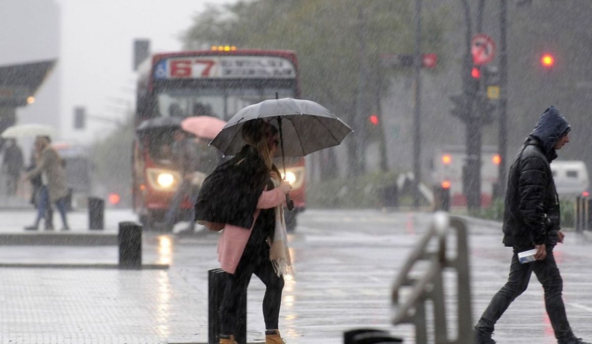 Alerta naranja y amarilla en 15 provincias por viento zonda, ráfagas de hasta 100 km/h, tormentas y nevadas: cuáles so