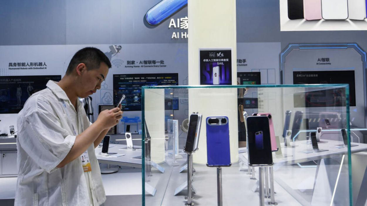 Celulares de última generación fascinan en una feria en China