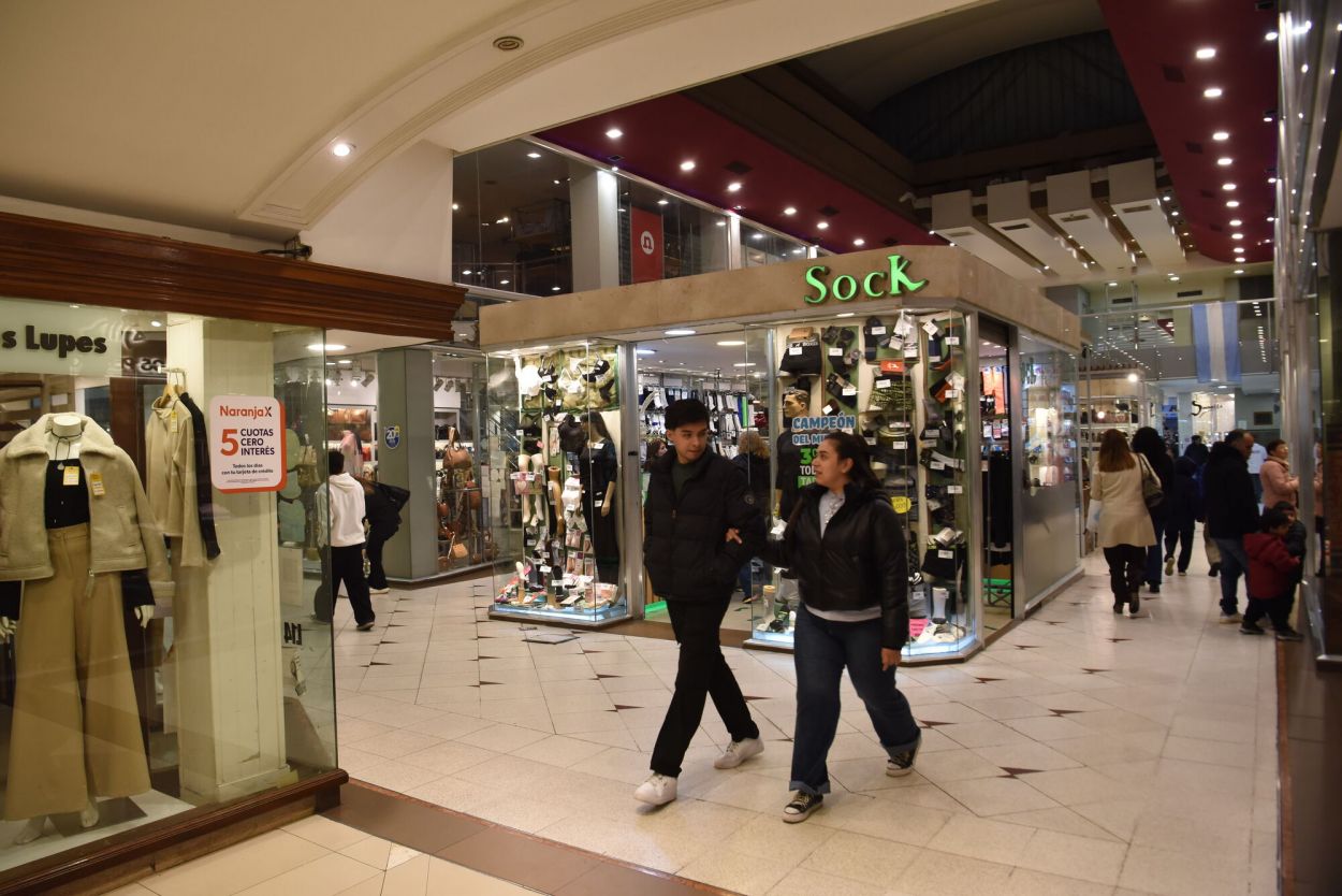 ECONOMÍA. Sólo en las 10 principales galerías de San Miguel de Tucumán funcionan, según datos de la FET, alrededor de 240 locales comerciales.