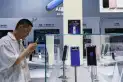Celulares de última generación fascinan en una feria en China