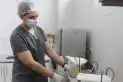 Medicamentos a medida para los más pequeños: el Hospital Avellaneda produce 75 formulaciones que no existen en el mercado