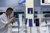 Celulares de última generación fascinan en una feria en China