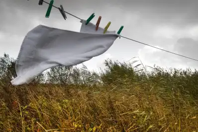 Días de lluvia y frío: las claves para secar rápido la ropa dentro de casa y sin olor a humedad