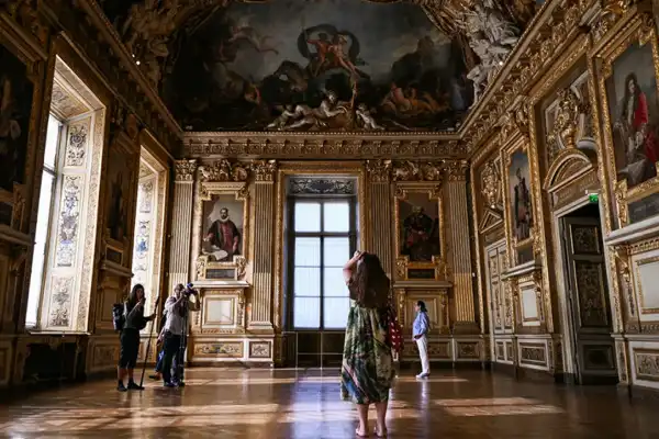 Vacía y sin joyas reales: cómo está hoy la galería del Museo del Louvre tras nueve meses del histórico robo