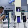 Celulares de última generación fascinan en una feria en China