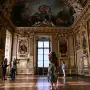 Vacía y sin joyas reales: cómo está hoy la galería del Museo del Louvre tras nueve meses del histórico robo