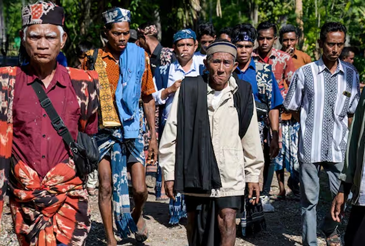 ALGUNOS NACIERON ESCLAVOS. Un grupo de hombres se dirige a una ceremonia tradicional en la isla. / BAY ISMOYO/AFP