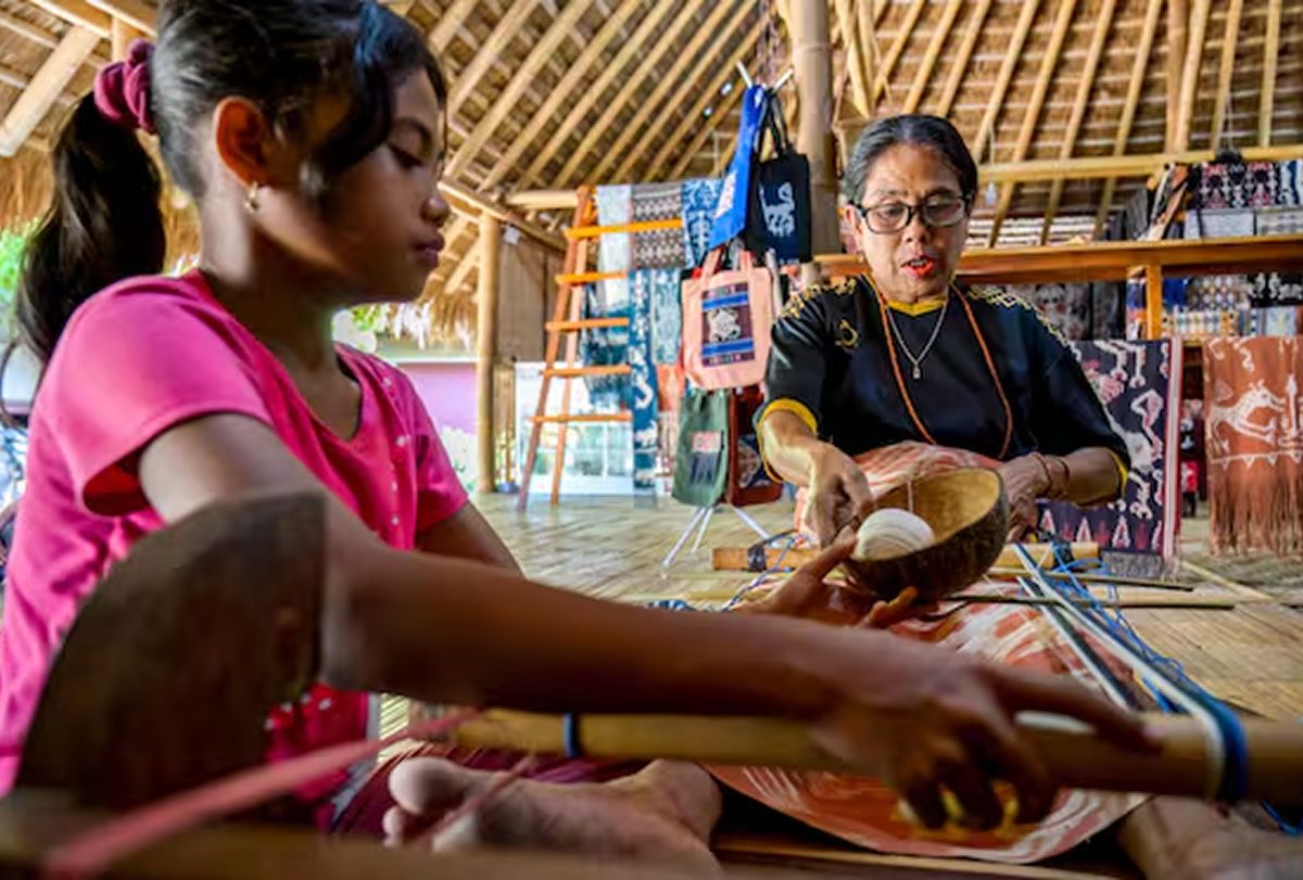 DE GENERACIÓN EN GENERACIÓN. Una mujer enseña a tejer con técnicas tradicionales, un oficio que se transmite de generación en generación en la isla. / SUMBA. Una mujer enseña a tejer con técnicas tradicionales, un oficio que se transmite de generación en generación en la isla. / BAY ISMOYO/AFP 
