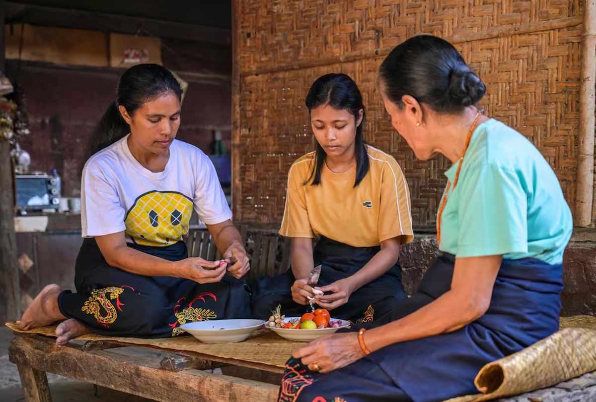 DOBLE VULNERABILIDAD. En Sumba, muchas esclavas realizan tareas domésticas y rurales sin salario y algunas también denuncian abusos y violencia sexual. / BAY ISMOYO/AFP
