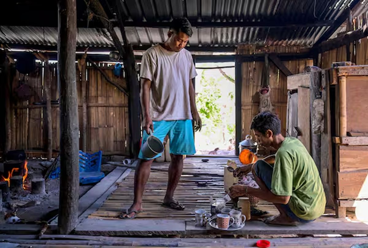 KANISIUS Y UMBU. A simple vista parecen dos vecinos más de Sumba. Pero Kanisius Kanyali Hambarita nació como esclavo de Umbu Ana Rara y sigue bajo su autoridad por una tradición que sobrevive desde hace siglos. / BAY ISMOYO/AFP