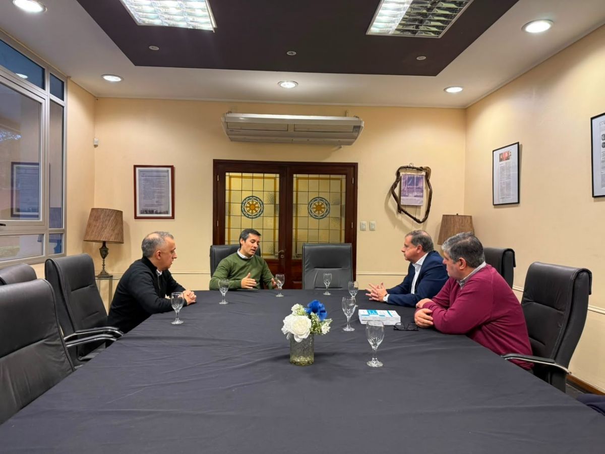 Reunión entre el diputado nacional y representantes de Los Balcanes. 
