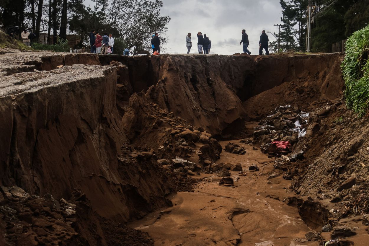 VIÑA DEL MAR. La fuerza de la inundación abrió un peligroso zanjón.