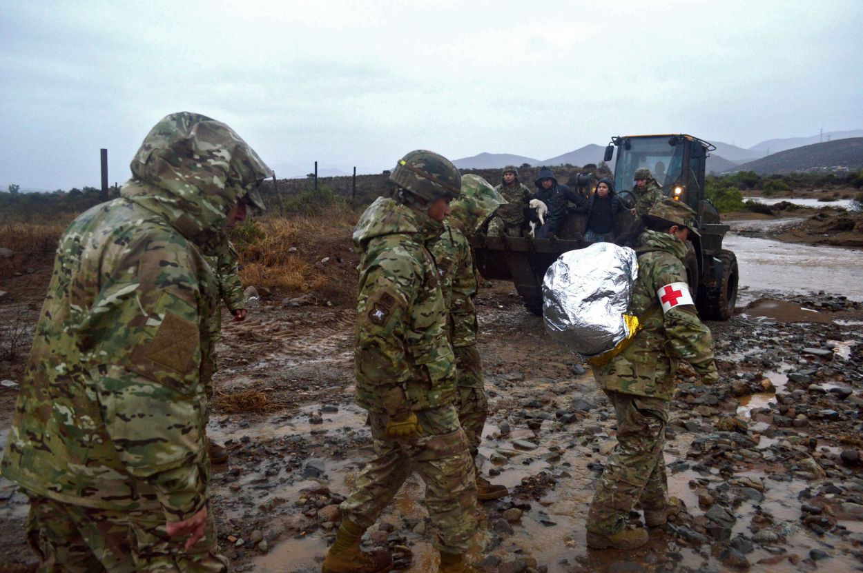 RESCATE. El ejército accede a lugares donde hay residentes aislados.