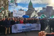 Los jubilados marcharon al Congreso de la Nación con el respaldo de la CGT