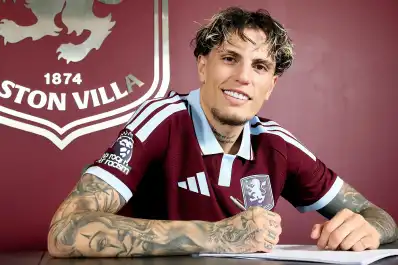 Alejandro Garnacho fue presentado en Aston Villa y sorprendió con un gesto que ilusiona a la Selección