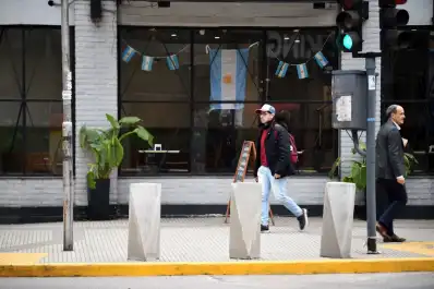 Bolardos en las esquinas de San Miguel de Tucumán: protección, accesibilidad y polémica