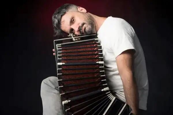 Tomás Lebrero recorre el tango y el folclore con su bandoneón