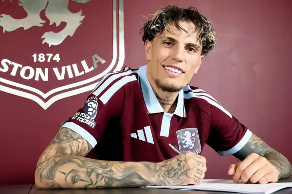 Alejandro Garnacho fue presentado en Aston Villa y sorprendió con un gesto que ilusiona a la Selección