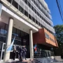 Una mujer huyó desnuda por la ventana de su casa para evitar que su pareja la asesinara