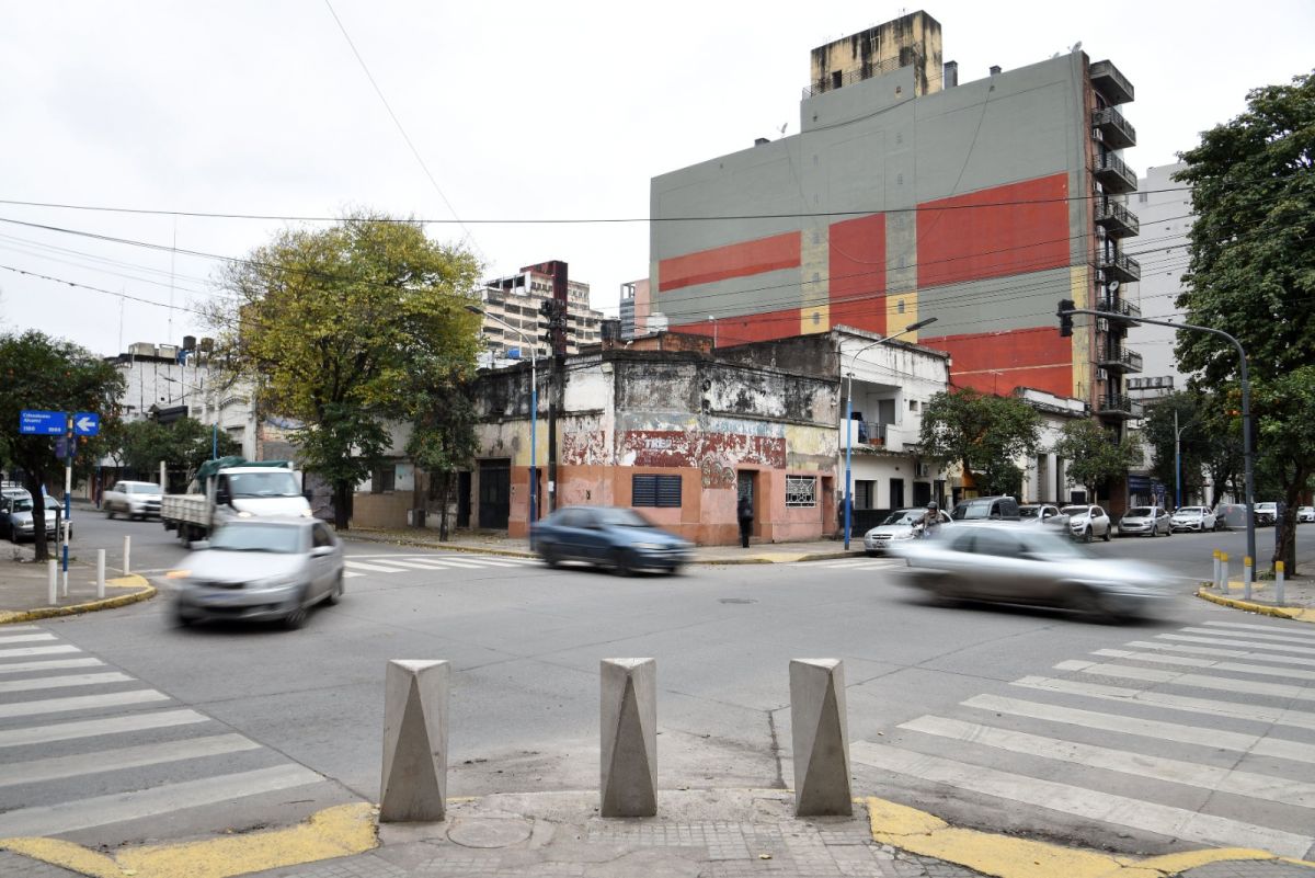 ALBERDI Y CRISÓSTOMO. Otra de las esquinas donde los bolardos tuvieron que ser reconstruidos. 