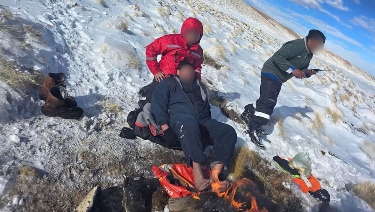 PROEZA. Uno de los trabajadores camino hasta encontrar señal para enviar la ubicación de sus compañeros.
