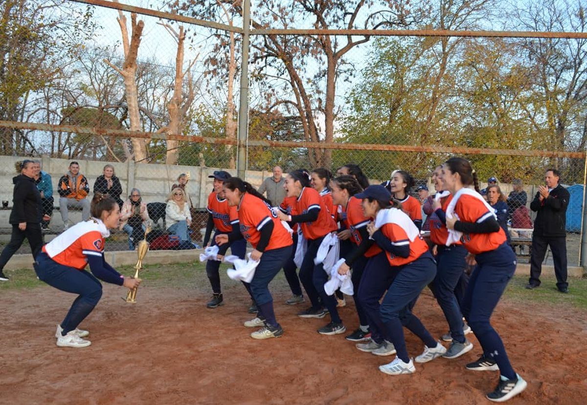 CAMPEONAS. Las jugadoras levantaron la copa después de consagrarse invictas en el Torneo Nacional de Selecciones.