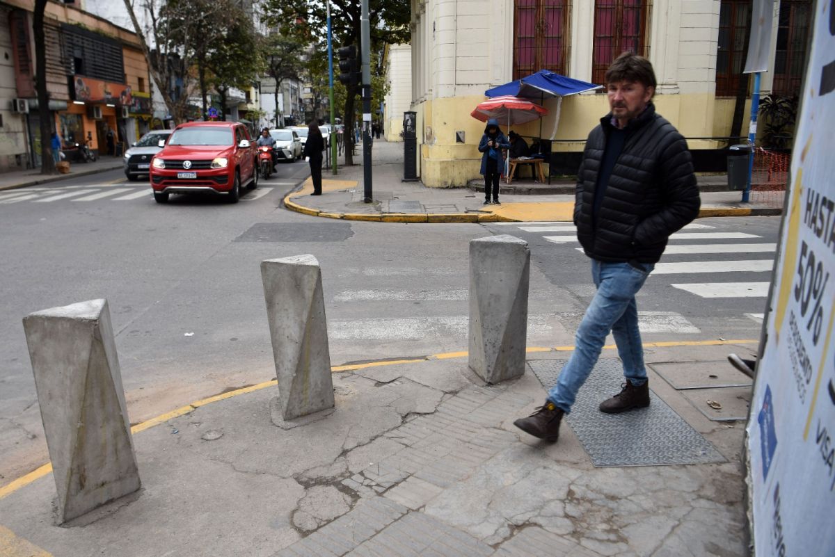 JUJUY Y 24 DE SEPTIEMBRE. En esta esquina muy transitada, el paso peatonal quedó limitado desde la instalación de los bolardos.