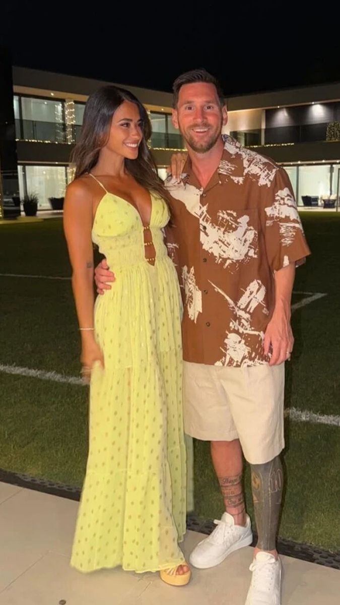 Leo Messi y Anto Roccuzzo en uno de los jardines de su mansión en Rosario