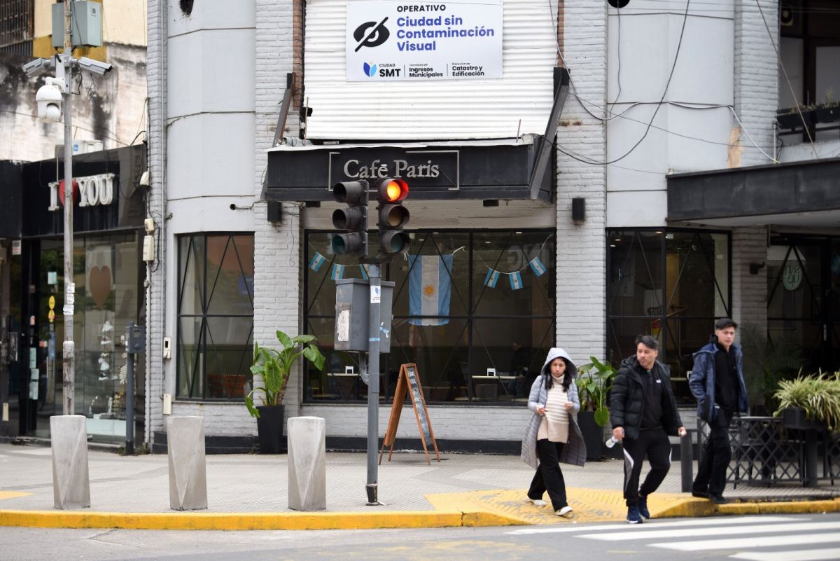 SANTIAGO DEL ESTERO Y MAIPÚ. Esta esquina es uno de los puntos donde los bolardos resultaron dañados por un choque.