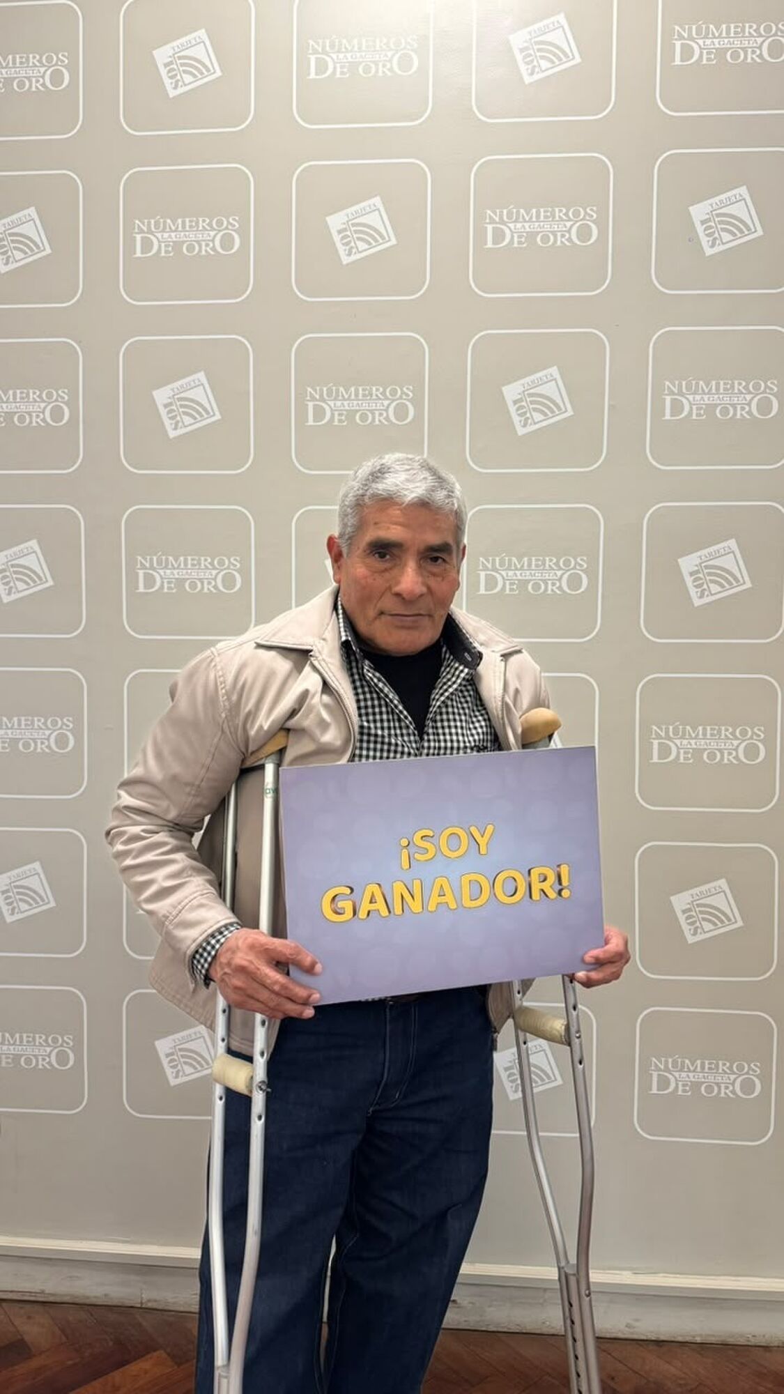 CONFORT. Rolando suele trasladarse con muletas, por su artrosis; hará arreglos en su vivienda, para moverse con mayor comodidad.
