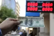 Dólar hoy: el oficial marcó un nuevo récord y el blue bajó $5 en la última rueda de la semana