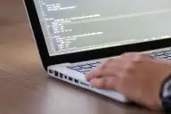 Una empresa tecnológica ofrece cursos online y gratuitos de IA, bases de datos y nube